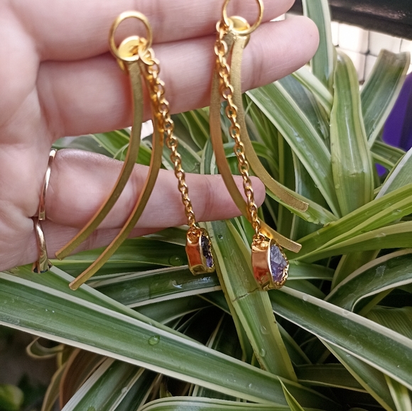 Very beautiful hanging chain handmade gold platted stone studded earrings - Picture 3 of 9